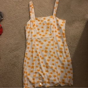 adorable dress w yellow flowers